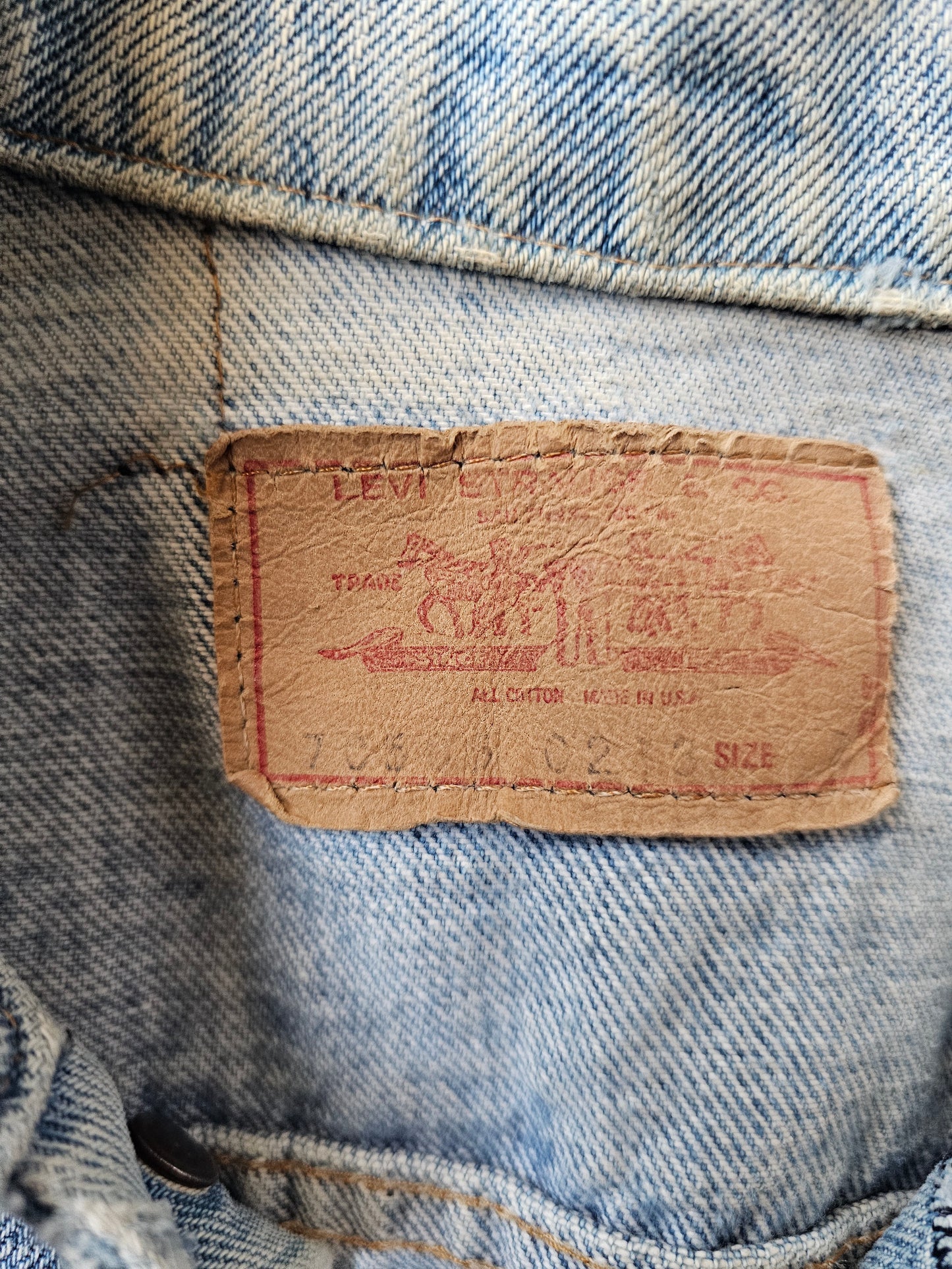 Levi’s Denim Blue Jean Jacket (M)