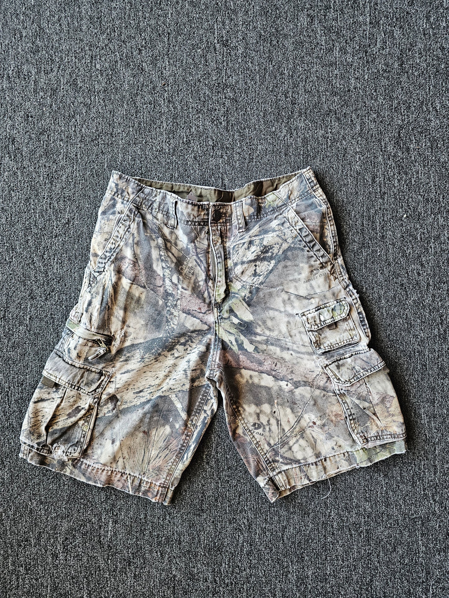 Mossy Oak Camouflage Distressed Cargo Shorts (34)