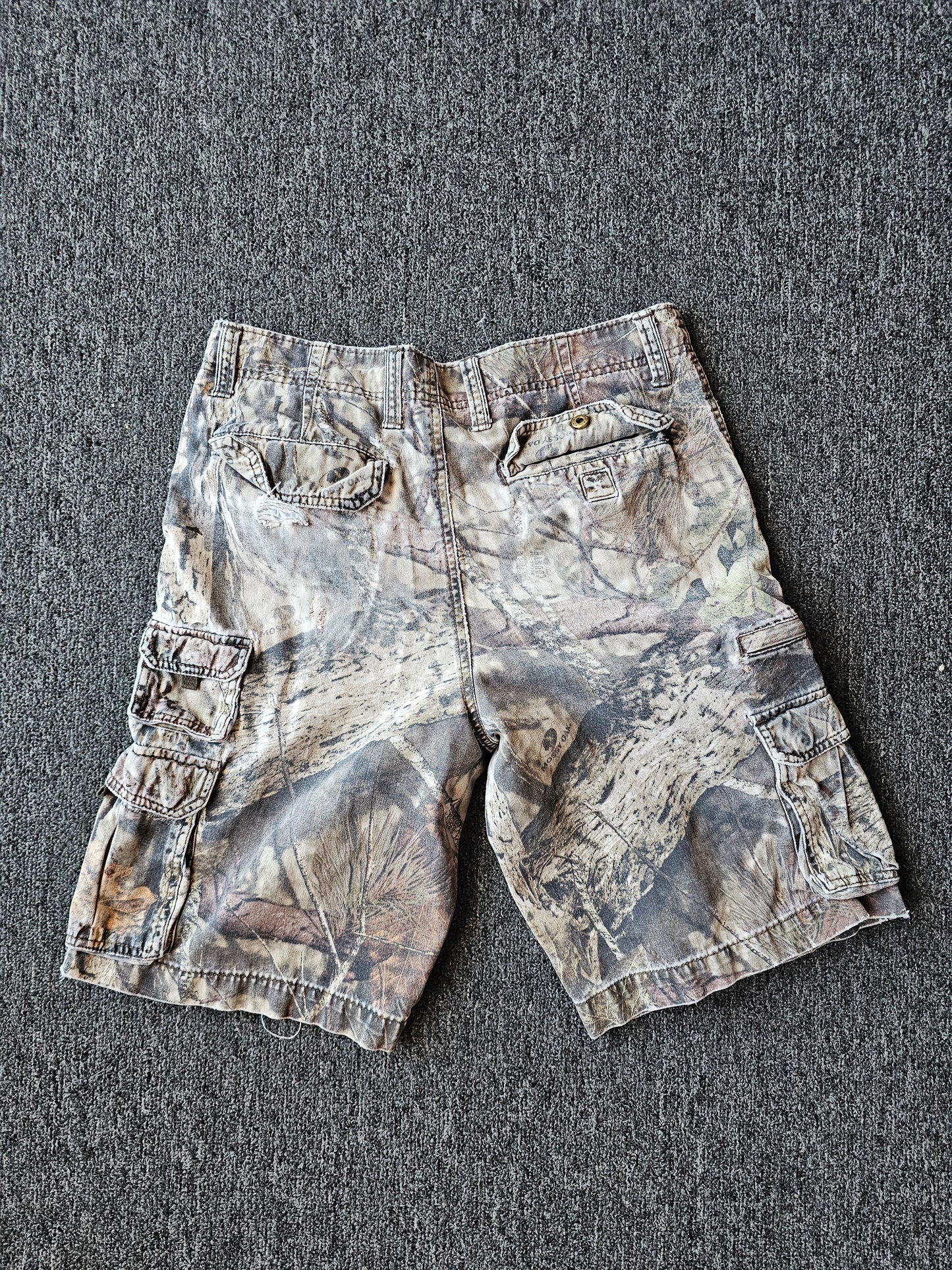 Mossy Oak Camouflage Distressed Cargo Shorts (34)